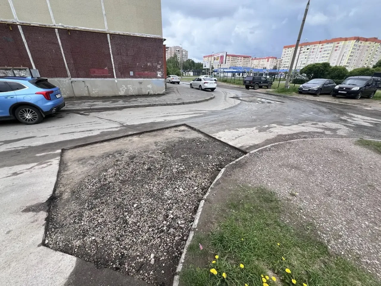 🚧 В Пскове начались работы по устранению аварийных ям на дворовых территориях и проездах  Как расска