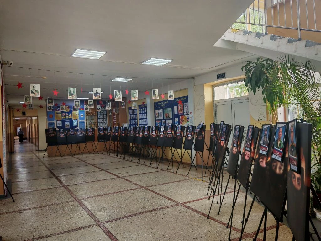 В школе №4 им. В.М. Евскина почтили память героя-выпускника: открытие Парты, мемориальной доски, Алл