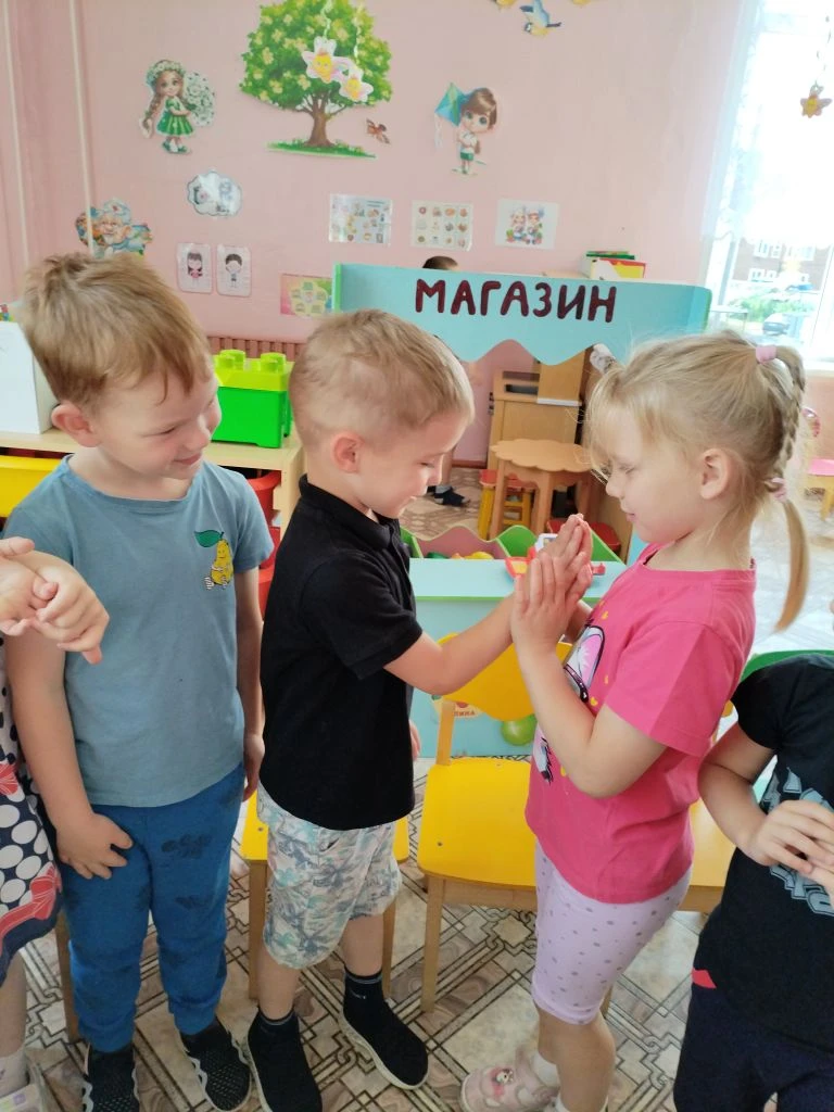 Сегодня ребята учились быть командой: играли в «Иголочку и ниточку», поделились теплом ...