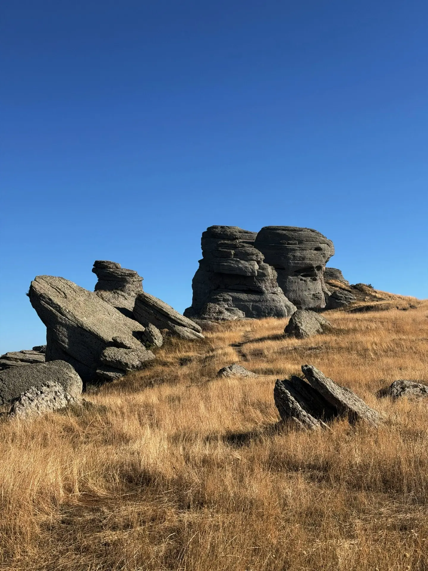 ⛰️ Каменные исполины, горные тропы и бескрайнее море на горизонте.