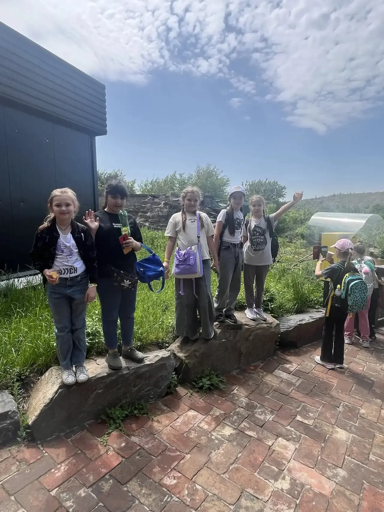 🌿 Экскурсия 2 -го «И» и 3‑го «И» классов в парк «Малинки»: день, полный открытий! 🌿  Ребята  вместе 