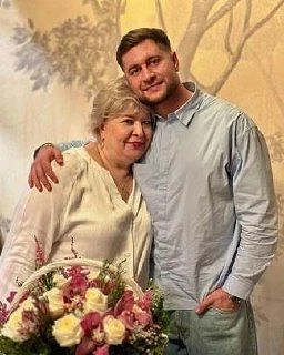 Самые теплые кадры 🫂

Собрали фотографии любимых артистов вместе с их родителями — редкие семейные 