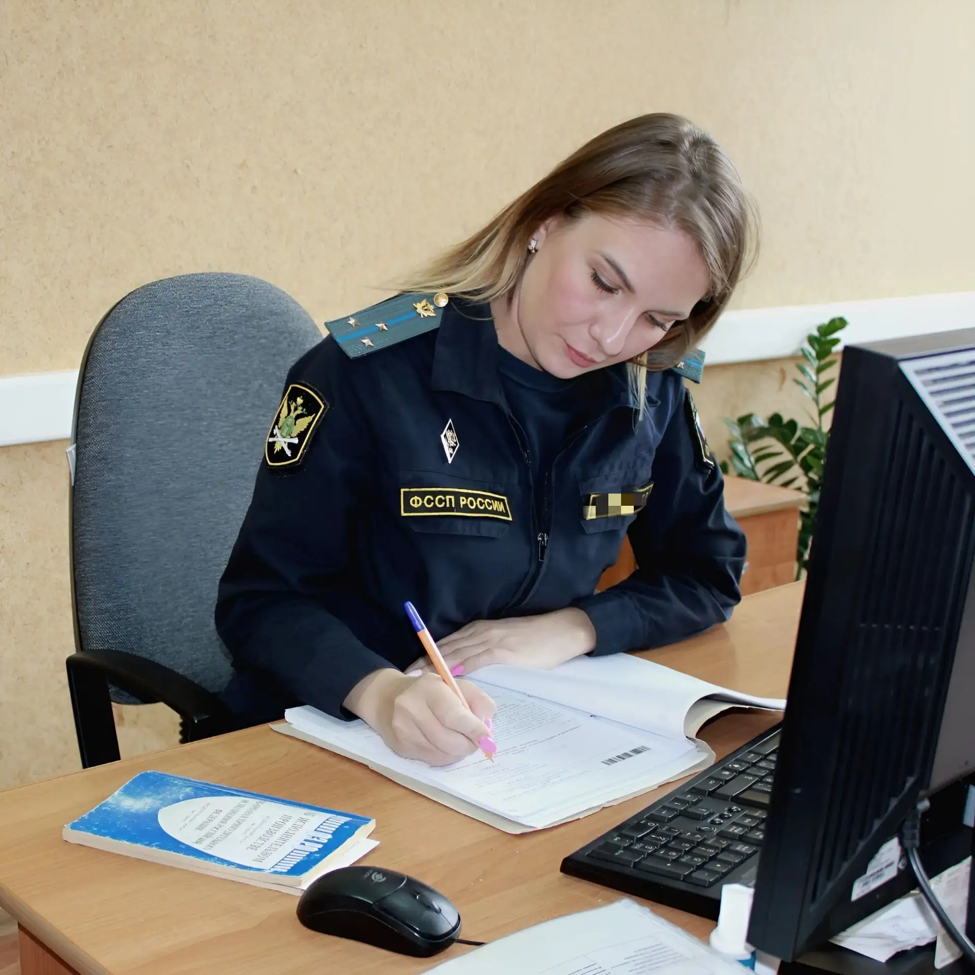 Смолянка отправилась на обязательные работы в связи с уклонением от уплаты штрафа за не...