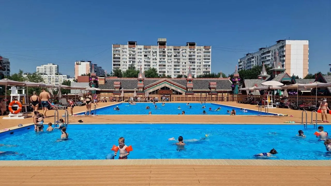 ☀ Соседи уже плескаются в бассейне на нашей ярмарке. Там есть шезлонги с зонтиками, раз...