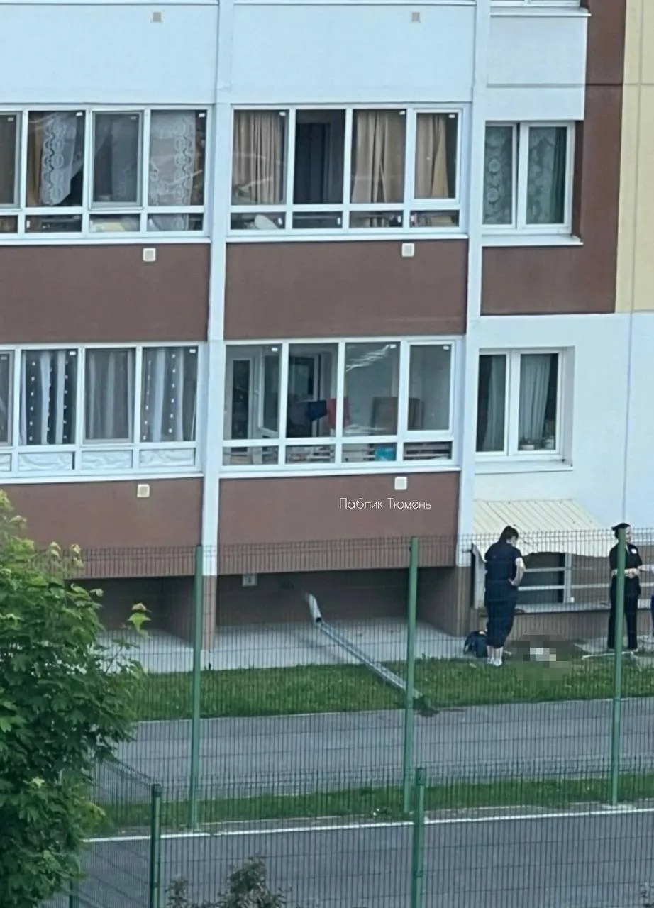 Ребёнок выпал из окна многоэтажки на Лесобазе в Тюмени

Малыша обнаружили на земле прямо под окнами 