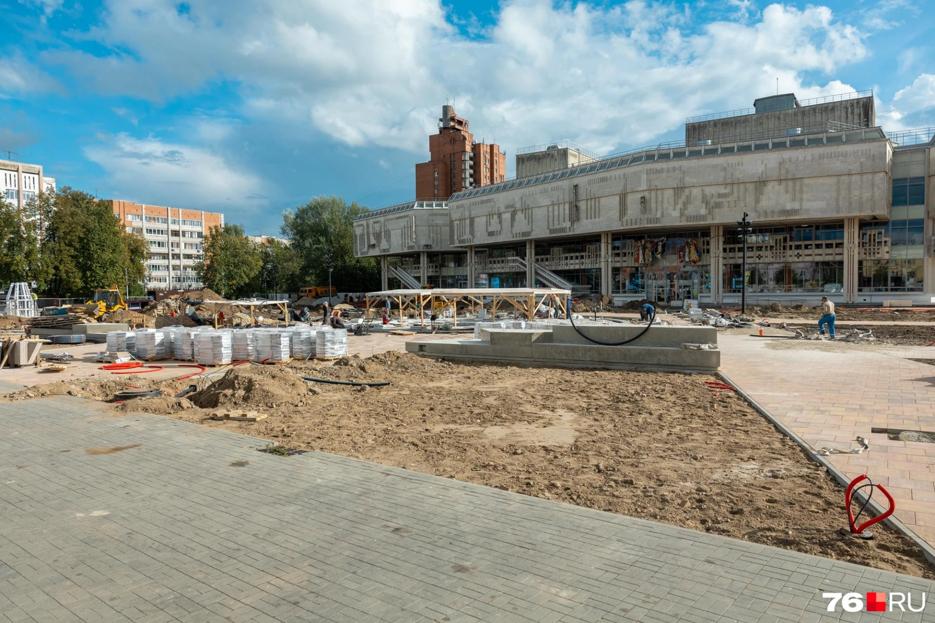 📍 Сезон строительных работ в России плавно подходит к концу, но ремонт в центре Яросла...