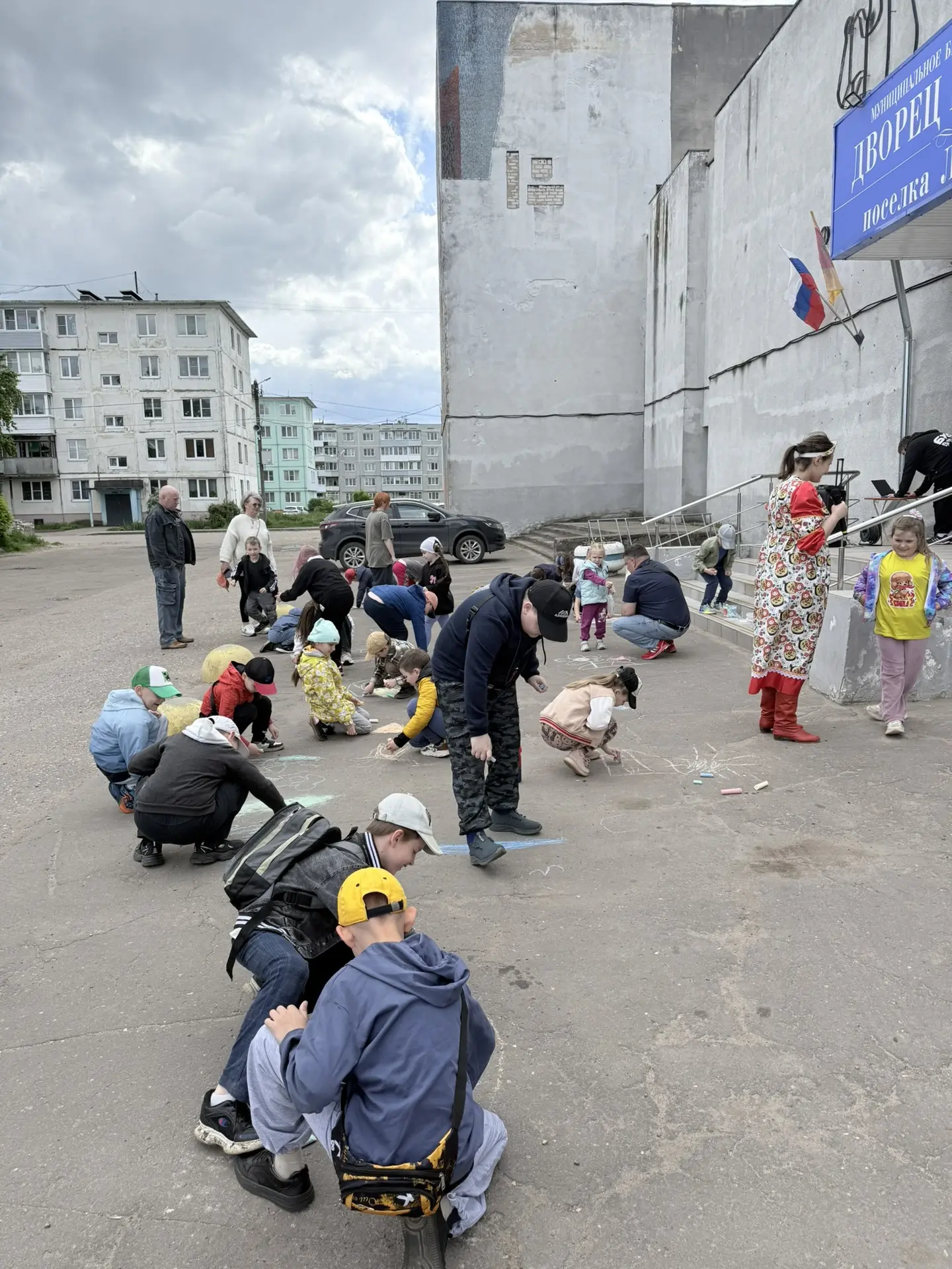 ☀️🎨 В МБУ «Дворец культуры посёлка Литвинки» прошёл конкурс рисунков на асфальте «Лето...
