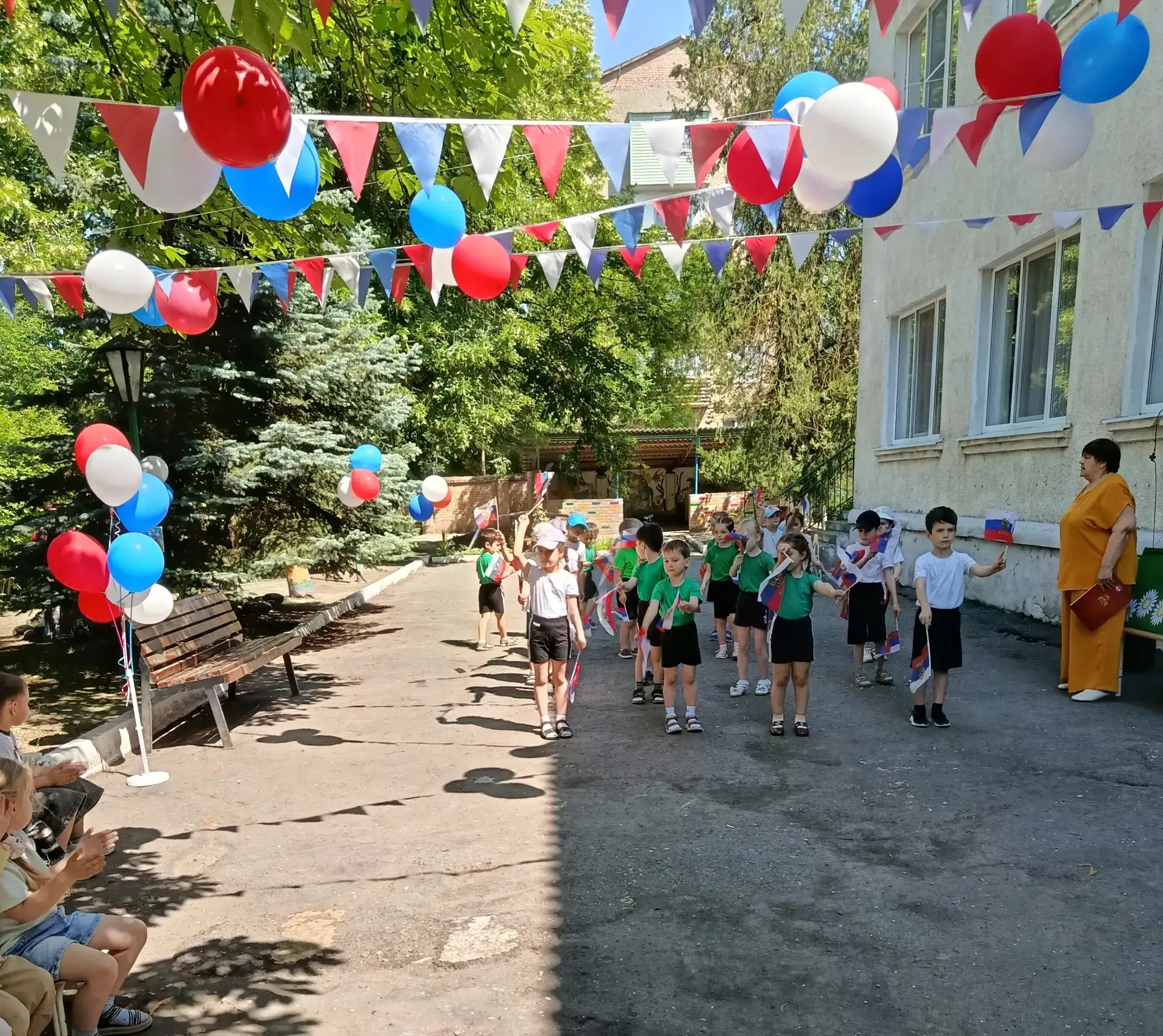 12 июня в нaшей стрaне  отмечaется День России. Это прaздник свободы, мирa и добрa. Он ...