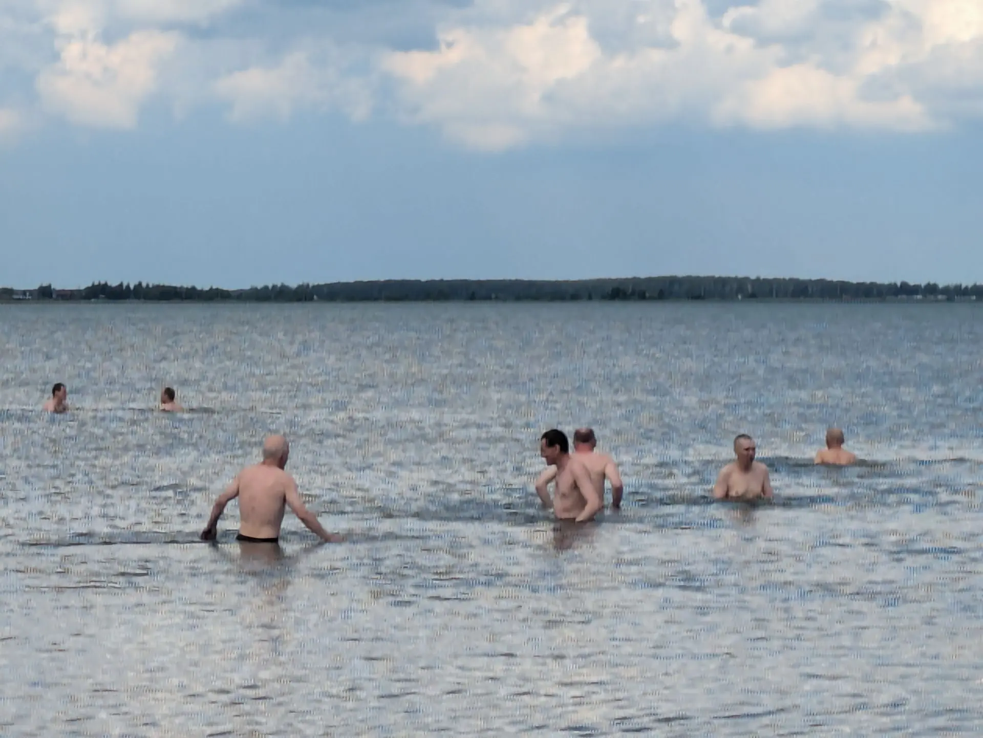 Купальный сезон — это время свободы, солнца и единения со стихией. Вода смывает суету, дарит невесом
