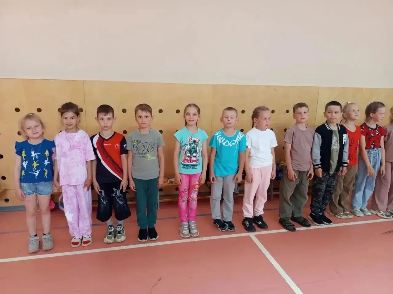 Сегодня в нашем лагере «Дружба народов» #Школа11Кострома прошёл смотр строя и песни, посвящённый Дню