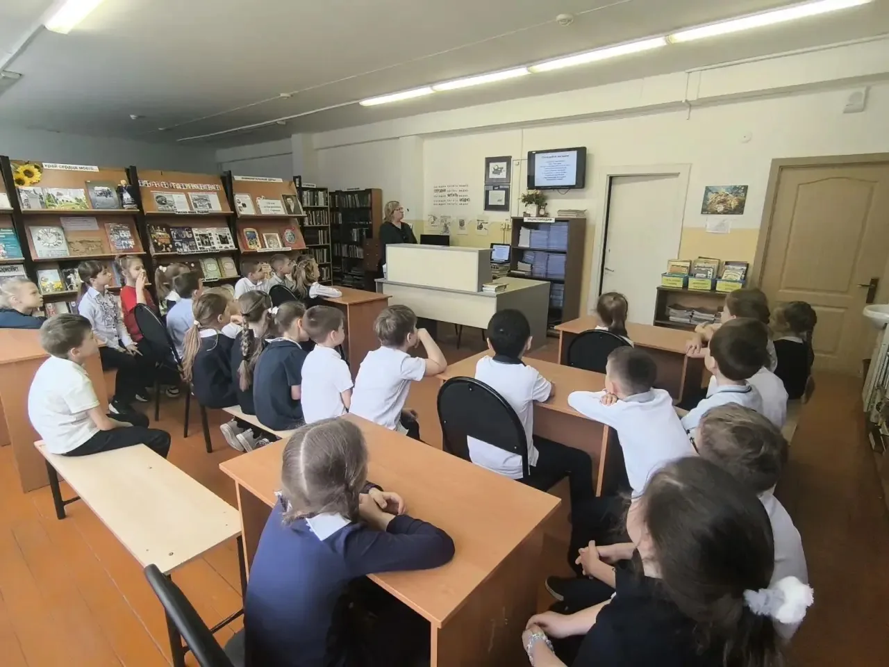 📚Сегодня ученики 1 «А» класса отправились на экскурсию в школьную библиотеку.   Библиотекарь Елена Н