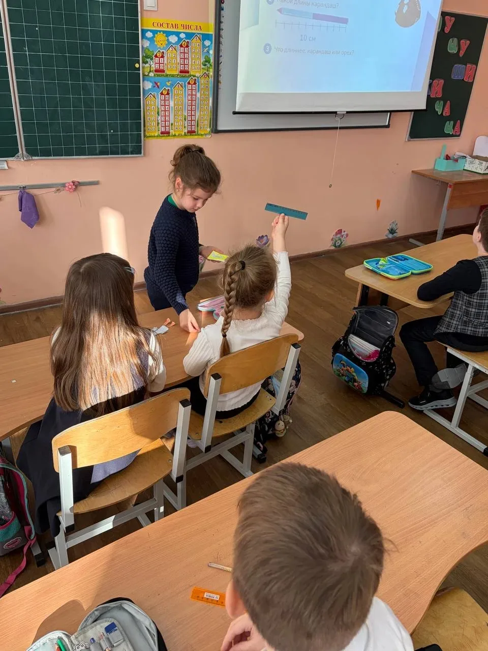 Сегодня в рамках Недели начальной школы в 1 «Б» классе прошёл урок, посвящённый изучению дециметров.