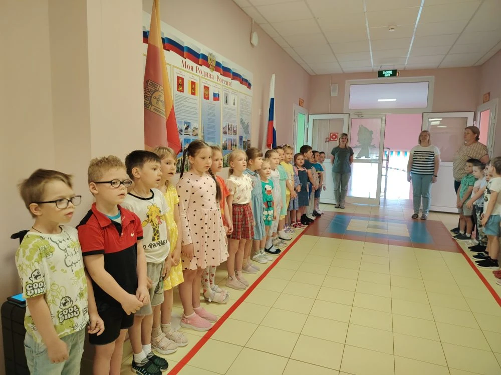 Завершается учебный год и в детском саду прошла последняя торжественная линейка. На поч...