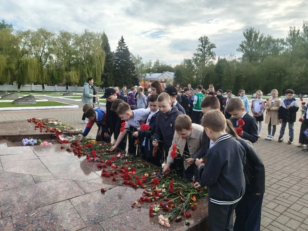 В преддверии Дня Победы учащиеся 2"А" и 2"В" классов посетили  мемориал воинам, погибшим в годы Вели