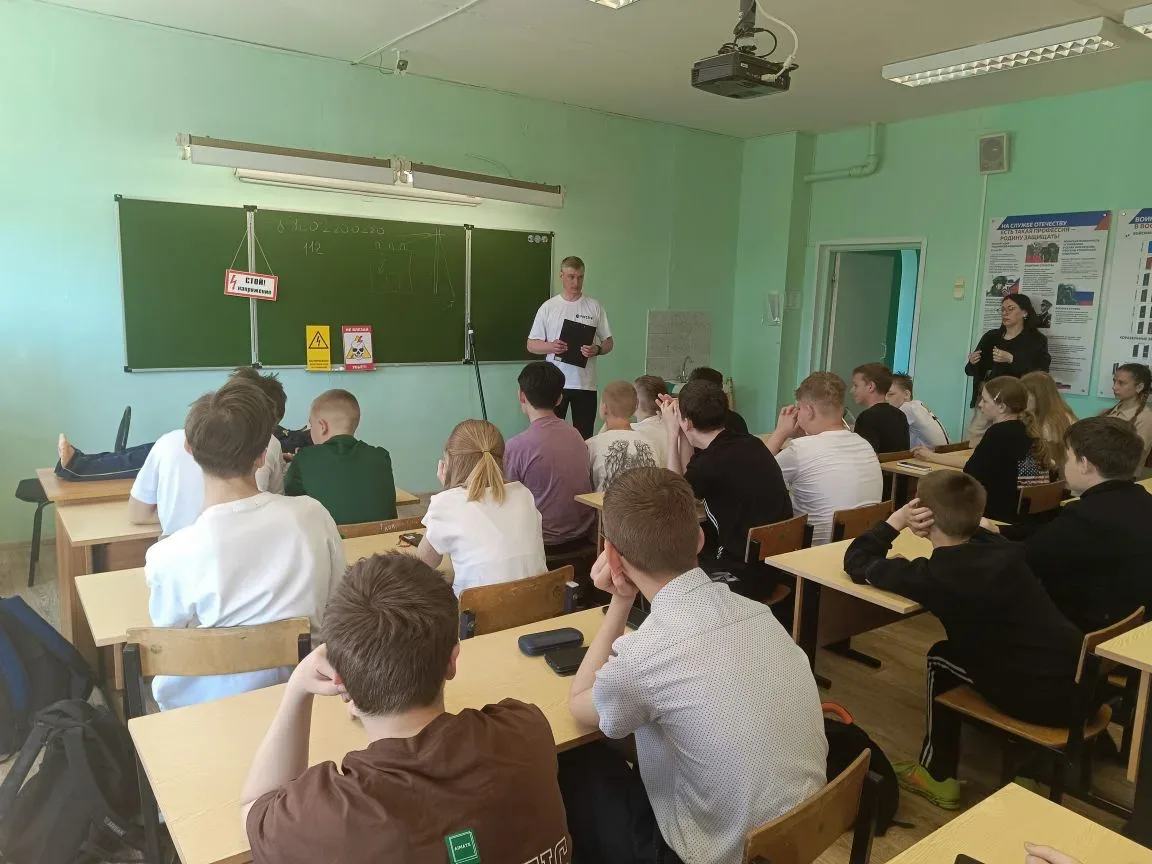 С уроком безопасности к семиклассникам МБОУ СОШ №3 пришли специалисты "Россети. Центр".