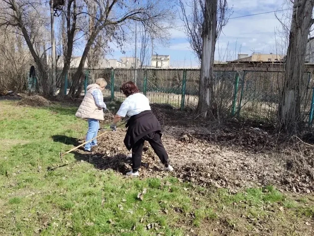 Объявляем старт месячника по благоустройству территории!  Сегодня наши педагоги и ученики подали отл
