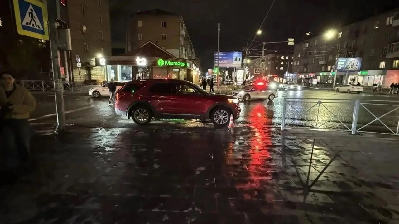 В Новосибирске подростка сбила машина при переходе на красный свет