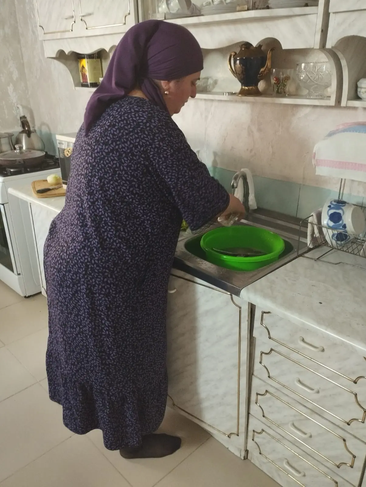 Соц работник 1го отделения надомного обслуживания Гасанова Т.А. посещает своих получателей социальны