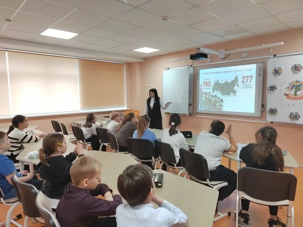 Семь дорог — один путь к дружбе! 🇷🇺🗺️🌳 Сегодня библиотека МБОУ СОШ № 43 превратилась в настоящий цен