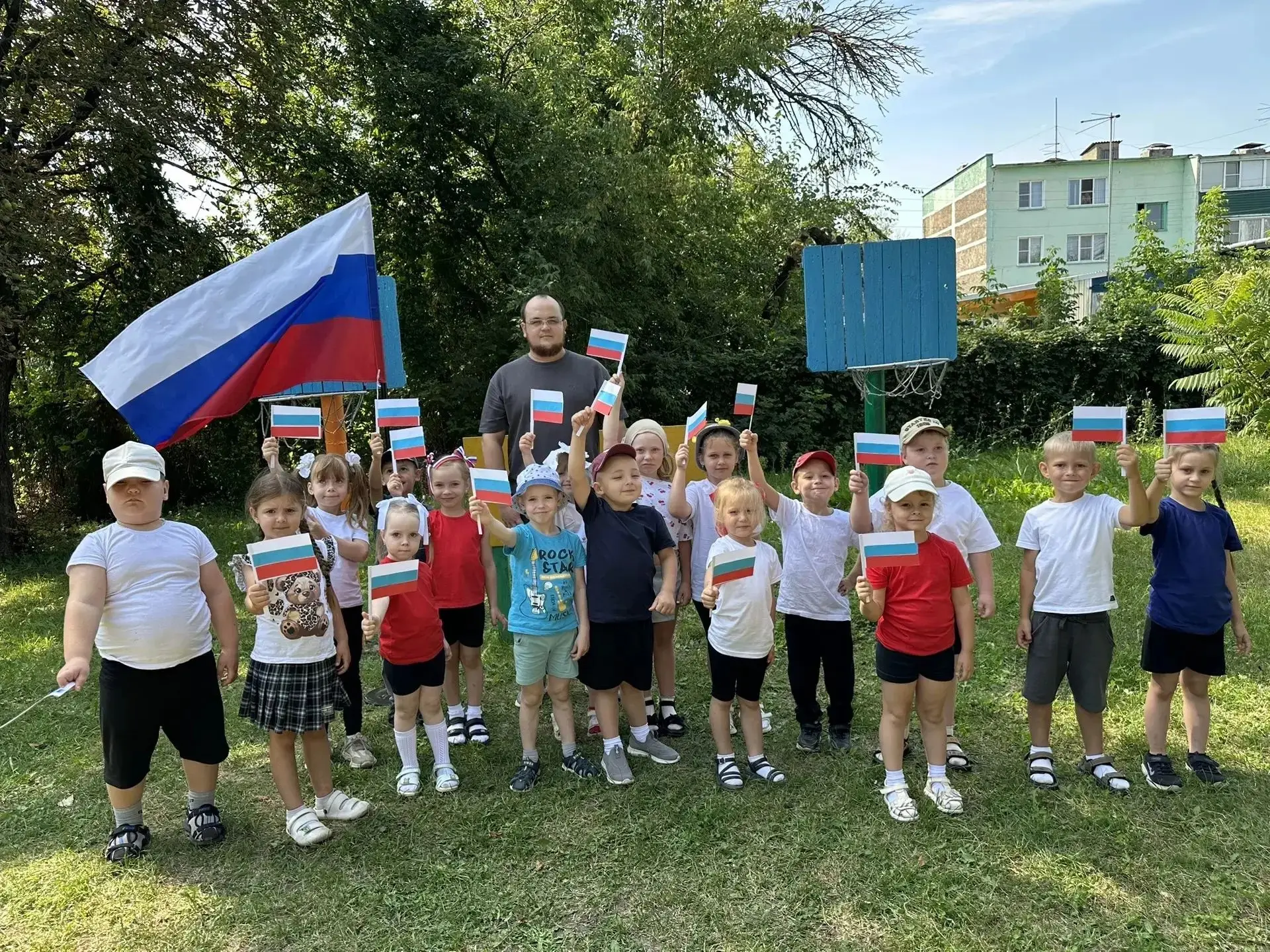 🇷🇺День Государственного флага вместе с «Веселыми рюкзачками»!