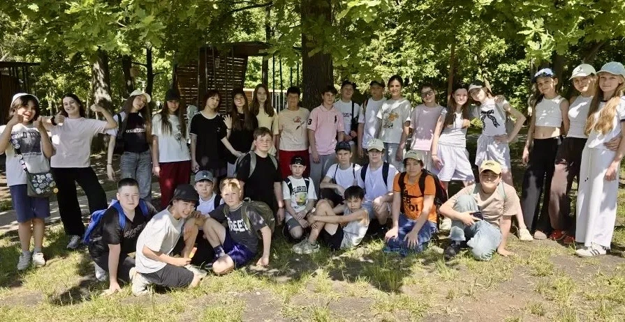 🌲☀️ Как завершить учебный год ярко и весело? Спросите у 6А!  Наши ребята вместе с родителями и класс