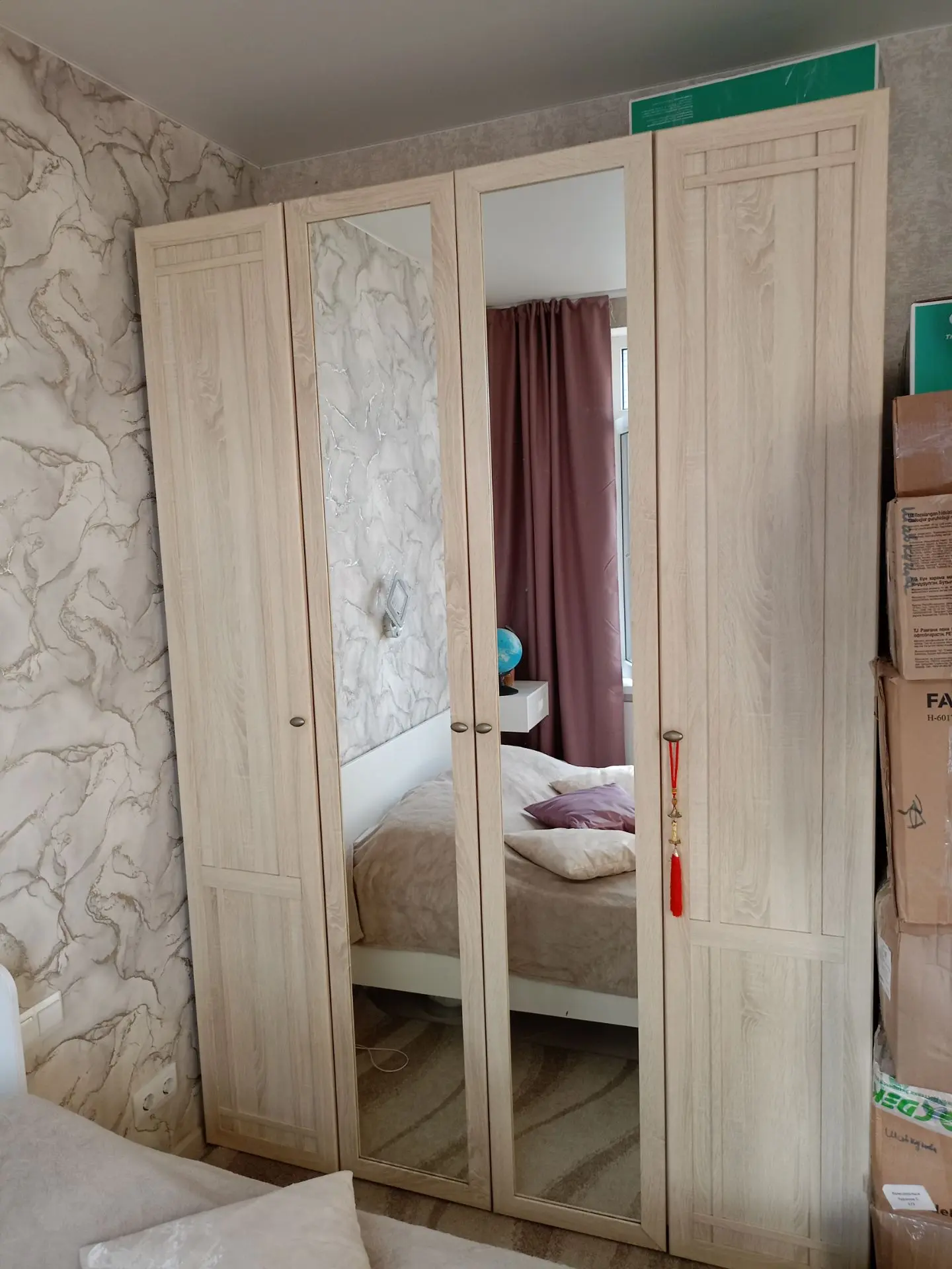 Продам шкаф распашной, четырёхдверчатый в отличном состоянии. В центре два зеркала.