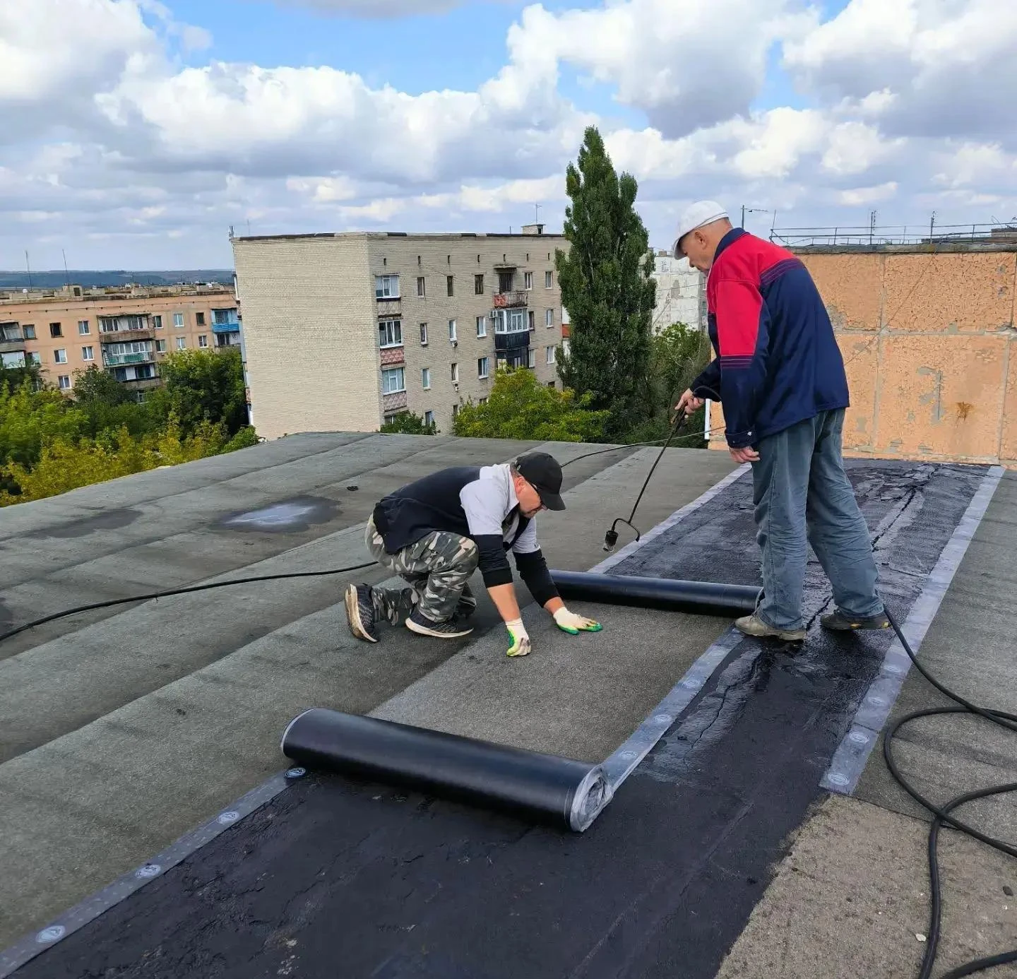 🏢 Ремонт рулонных кровель МКД, находящихся в ведении Краснолучского филиала продолжается.