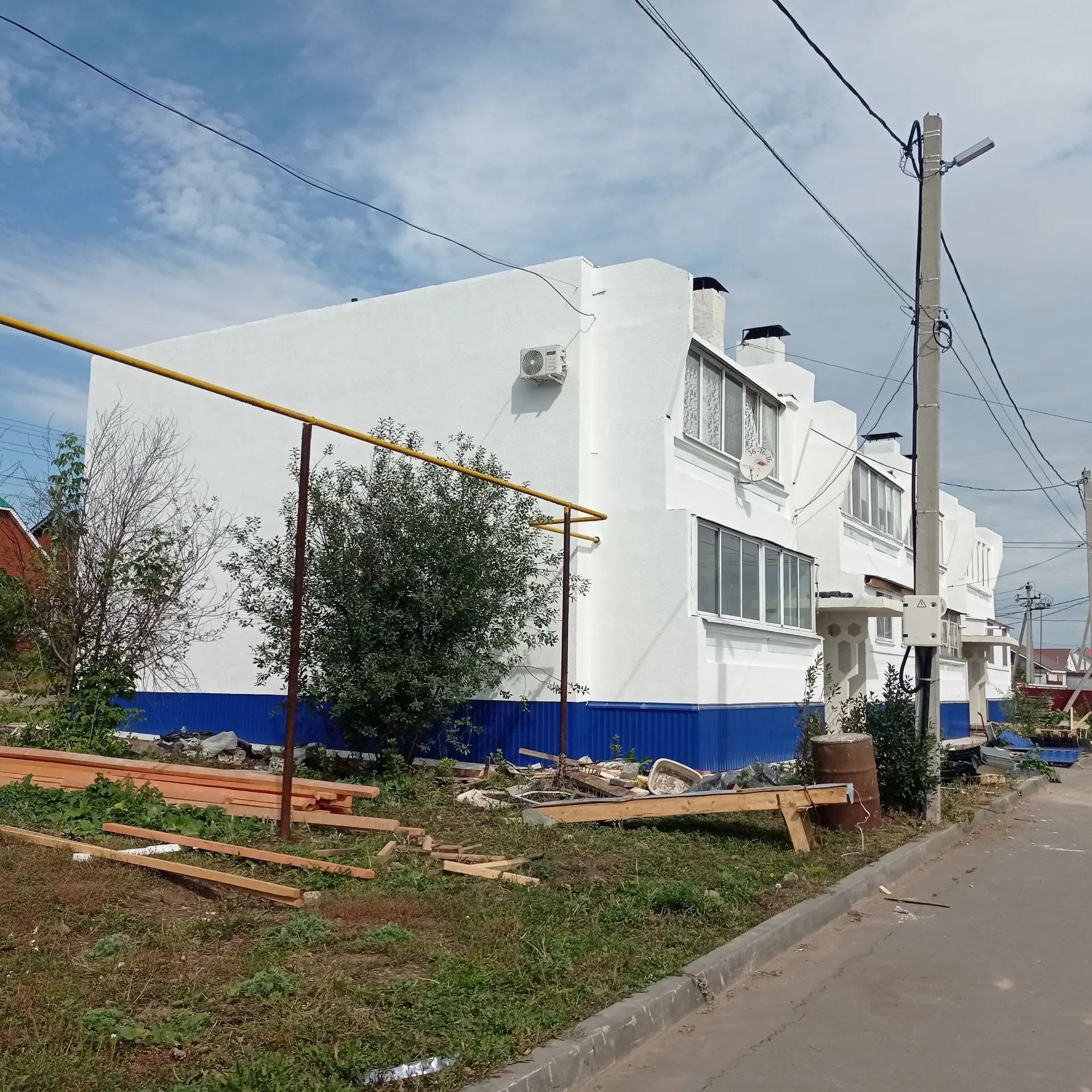 По адресу: с.Верхний Суык-Су, ул.Челнинская, д.2 продолжается капитальный ремонт МКД.