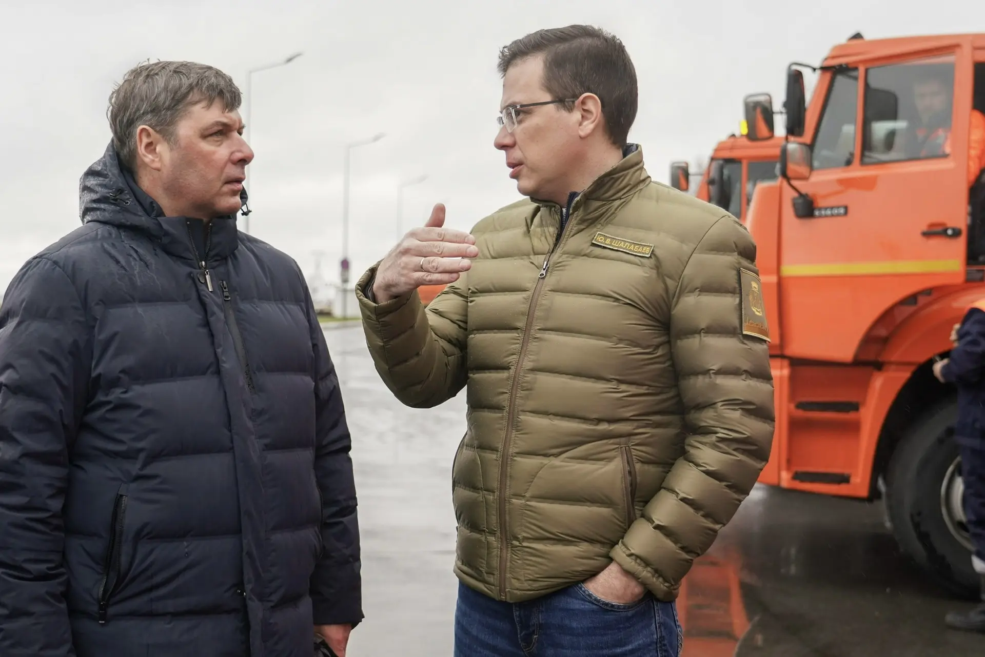 Погода сегодня не лётная, как говорится, но с утра вместе с дорожниками принимали новую водооткачива