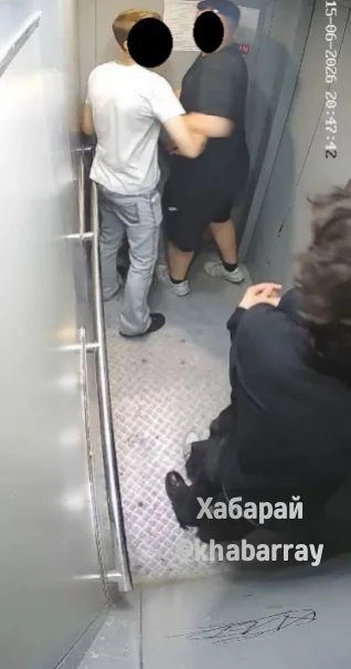 Подростки плюют и бросают мусор в прохожих на ДОСах

Хабаровчане сообщают, что трое подростков регул