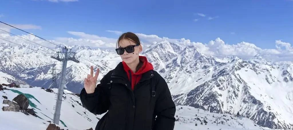 Ура! Каникулы ! 
🏔️ Покорение Эльбруса: Путешествие к вершине России

Эльбрус — не просто гора. Это