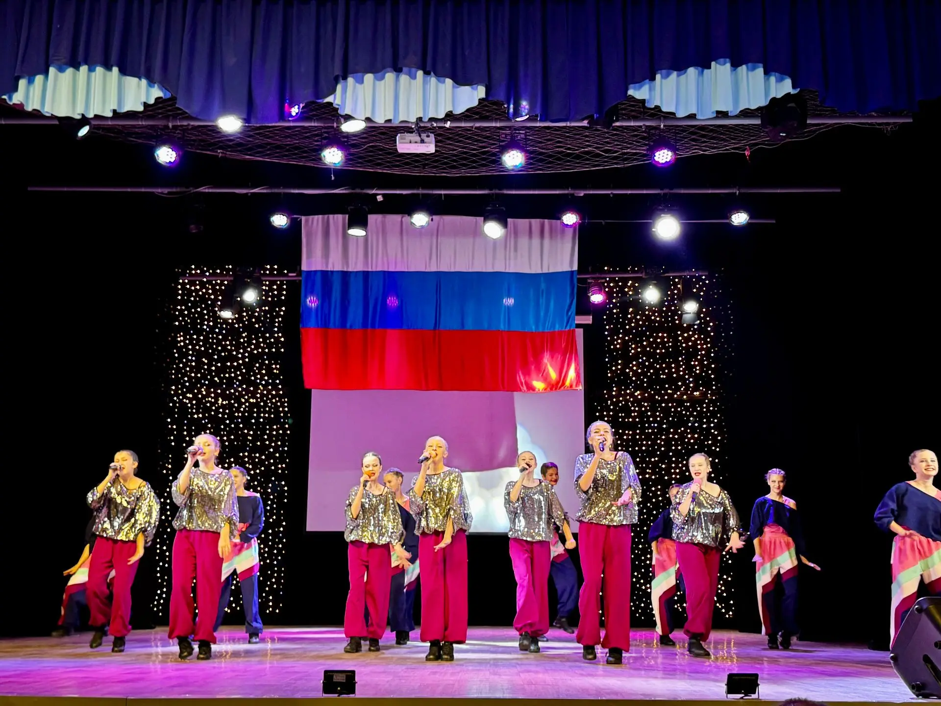 12 июня в ДК «Южный» состоялась праздничная концертная программа «Герои своего времени», посвященная