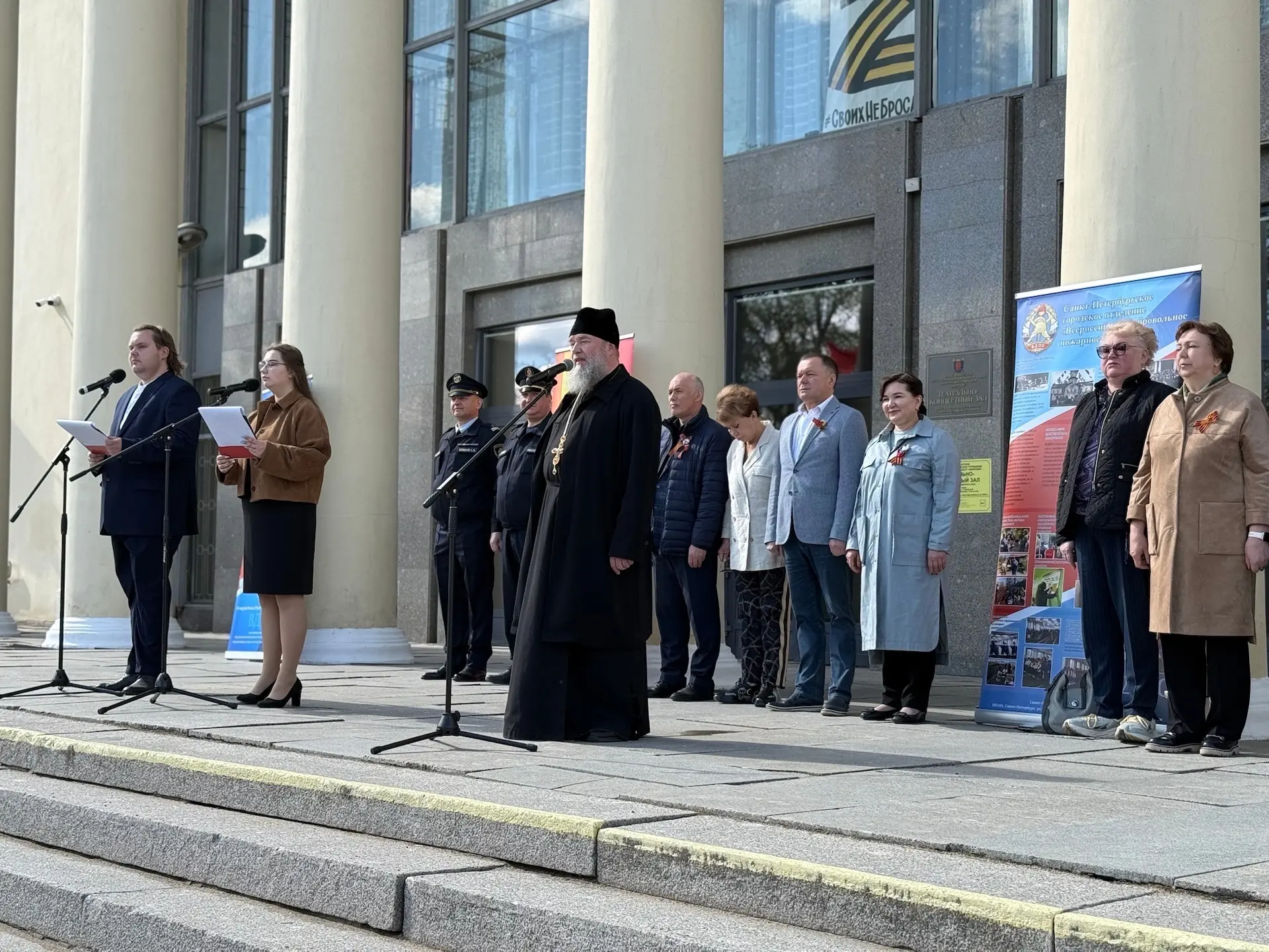 🗓 5 мая у КДЦ «Ижорский» прошла торжественная линейка, посвященная Году единства народов России и ст