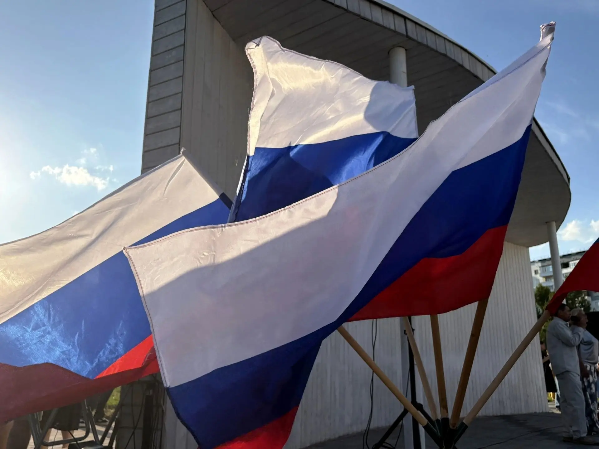 🇷🇺 ГОРДО РЕЕТ ФЛАГ РОДНОЙ: уваровцы отметили День Государственного флага Российской Ф...