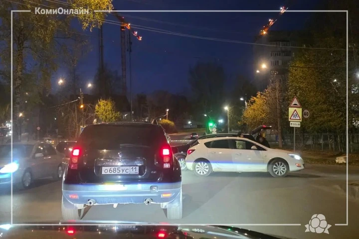Вечерний инцидент на пересечении улиц Интернациональной и Энгельса в Сыктывкаре. Движен...
