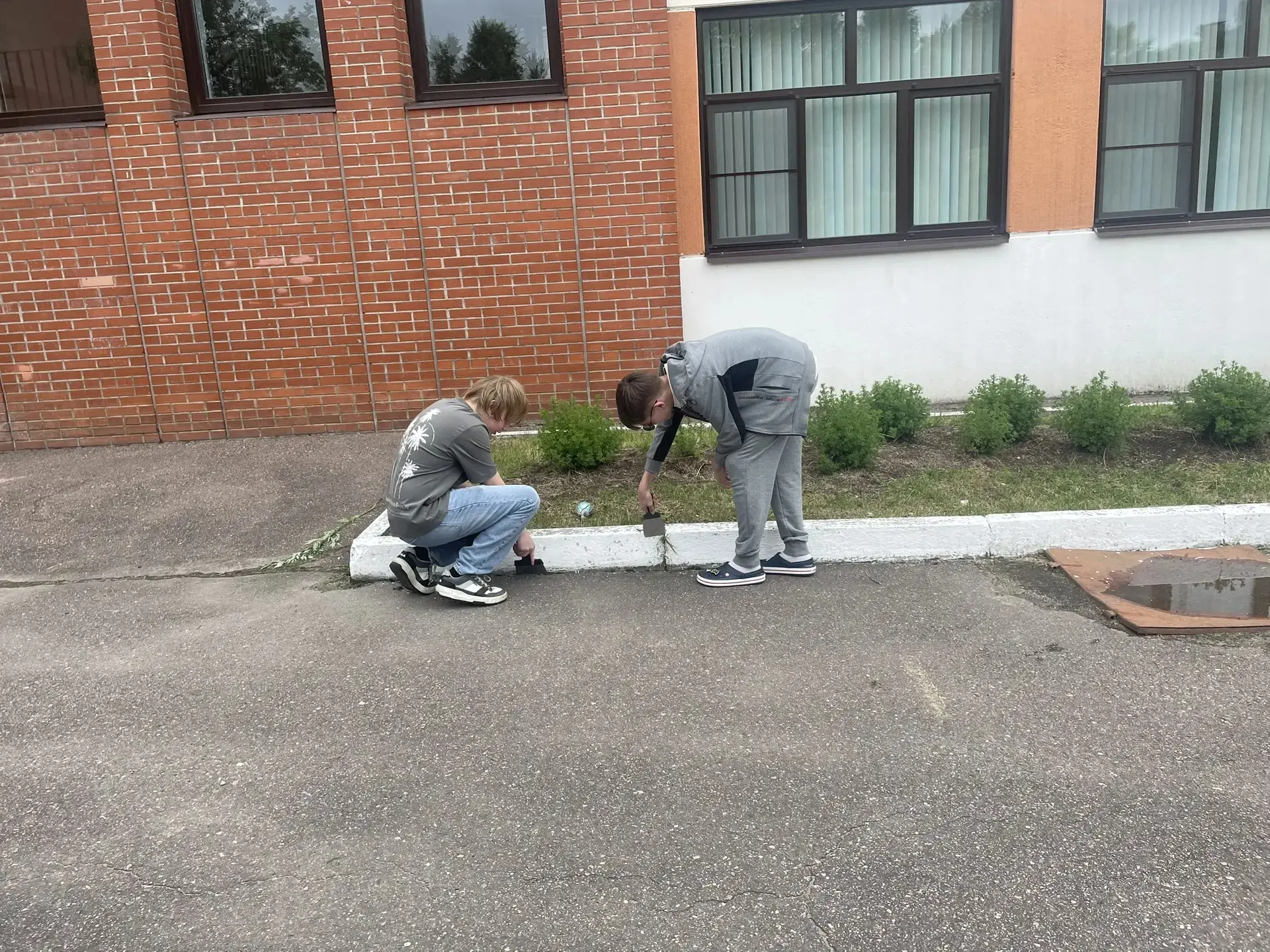 Трудовые дни - полезные дела! 🛠️☀️

В нашей школе снова гудят трудовые бригады! Учащиеся 8–10 класс