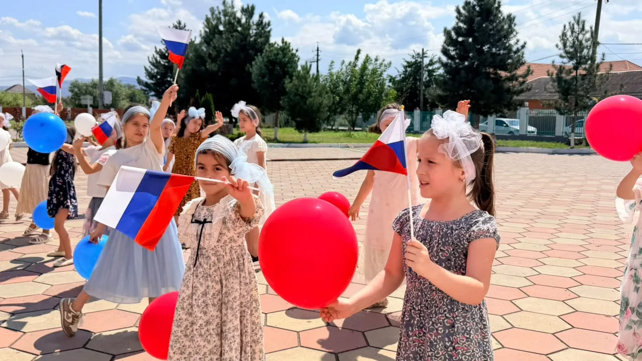 🇷🇺 Флешмоб ко Дню Государственного флага Российской Федерации! 🇷🇺
