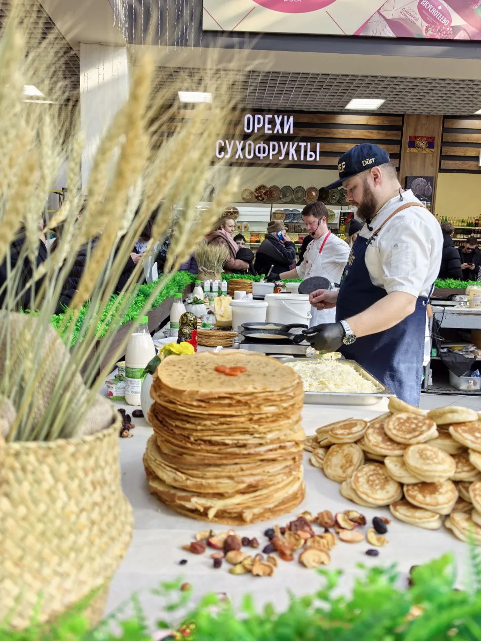 На центральном рынке  проходит Масленица .  Четыре шеф-повара 🍽️ пекут блины 🥞 и угощают ими всех же