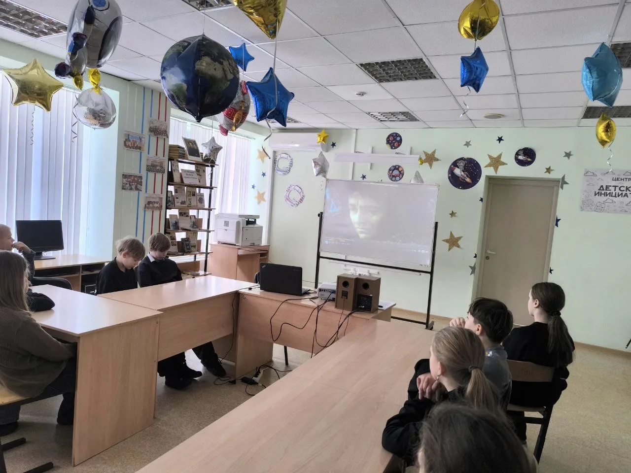 Учащиеся 5Г, 5Д класса посетили книжную выставку "А.С.Пушкин - Великая гордость России" приуроченную