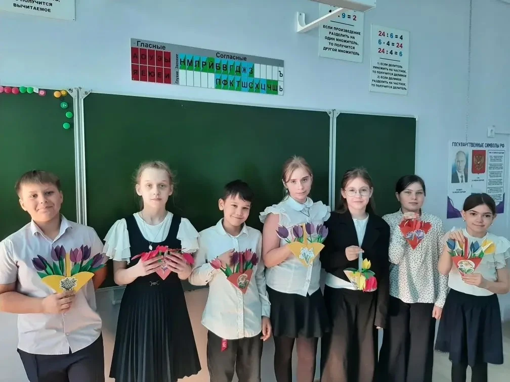 Весна пришла!   И в 4 Б классе она началась с создания самых красивых букетов для наших мам. ✨  Ребя