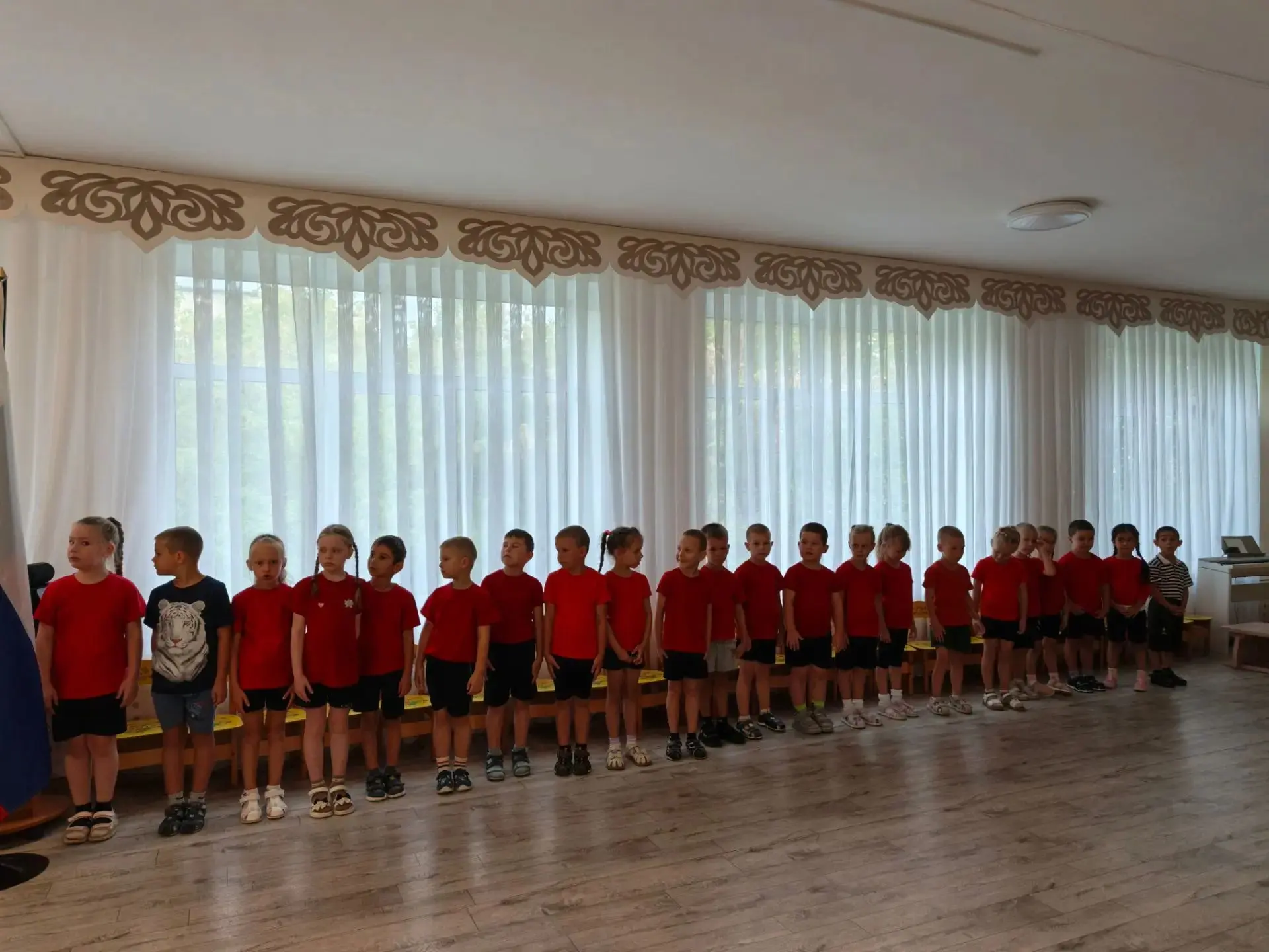 Каждый понедельник у нас начинается с исполнения гимна. Мы начинаем  внедрять  проект"Д...