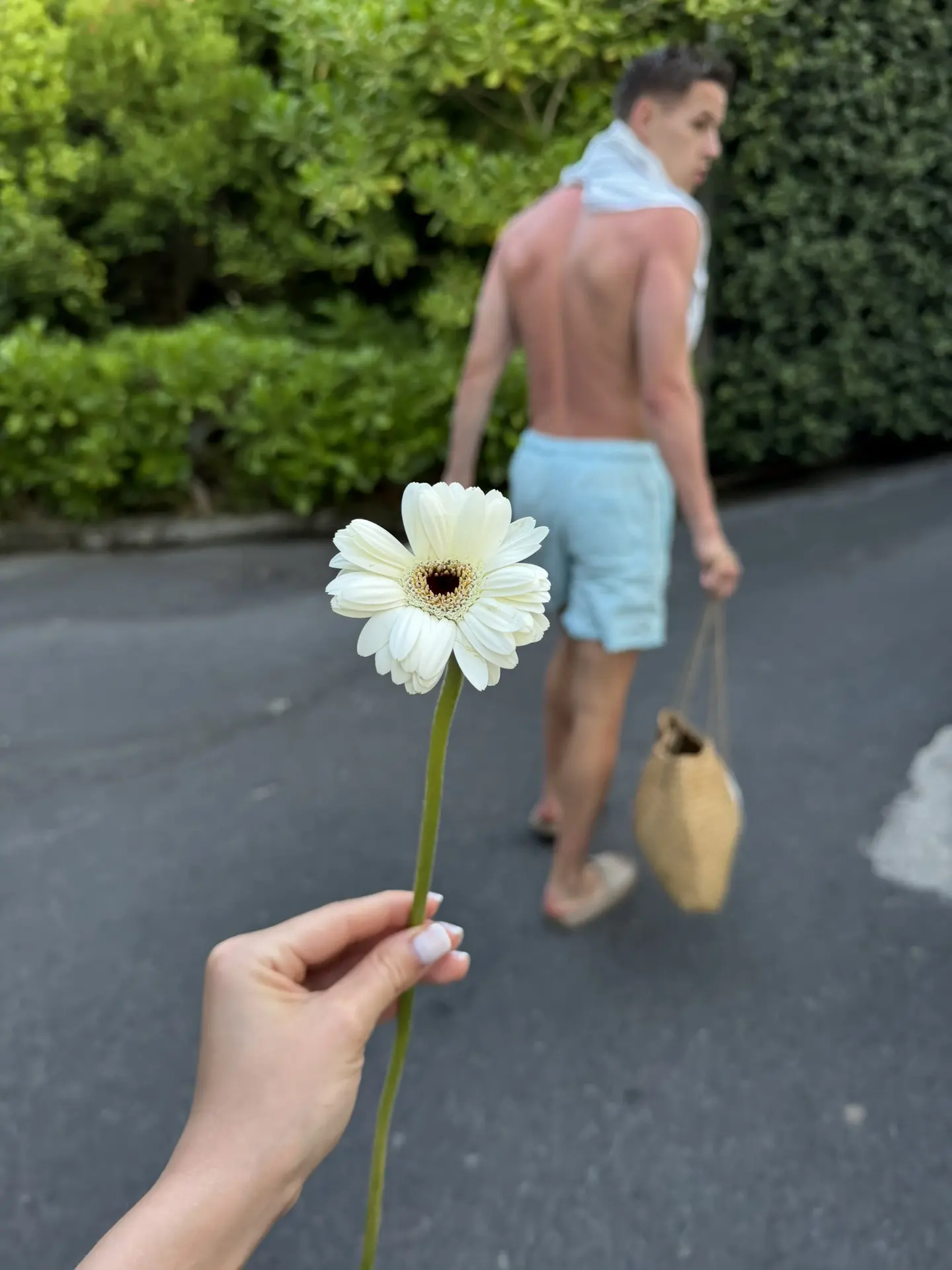 цветочек мне подарил💘🌊