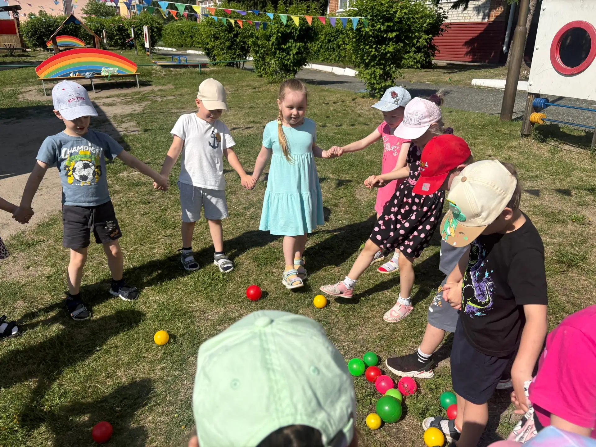 🌞 Сегодня на свежем воздухе было по-настоящему весело: мы играли, бегали, учились слушать друг друг