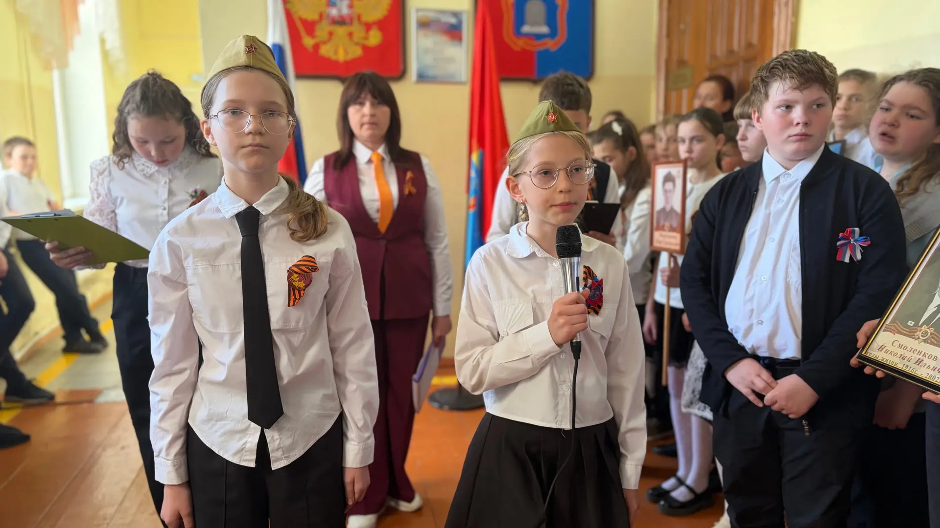 В нашей школе прошёл фестиваль «Песни Победы»! 🎉  Торжественное мероприятие началось с линейки, на к