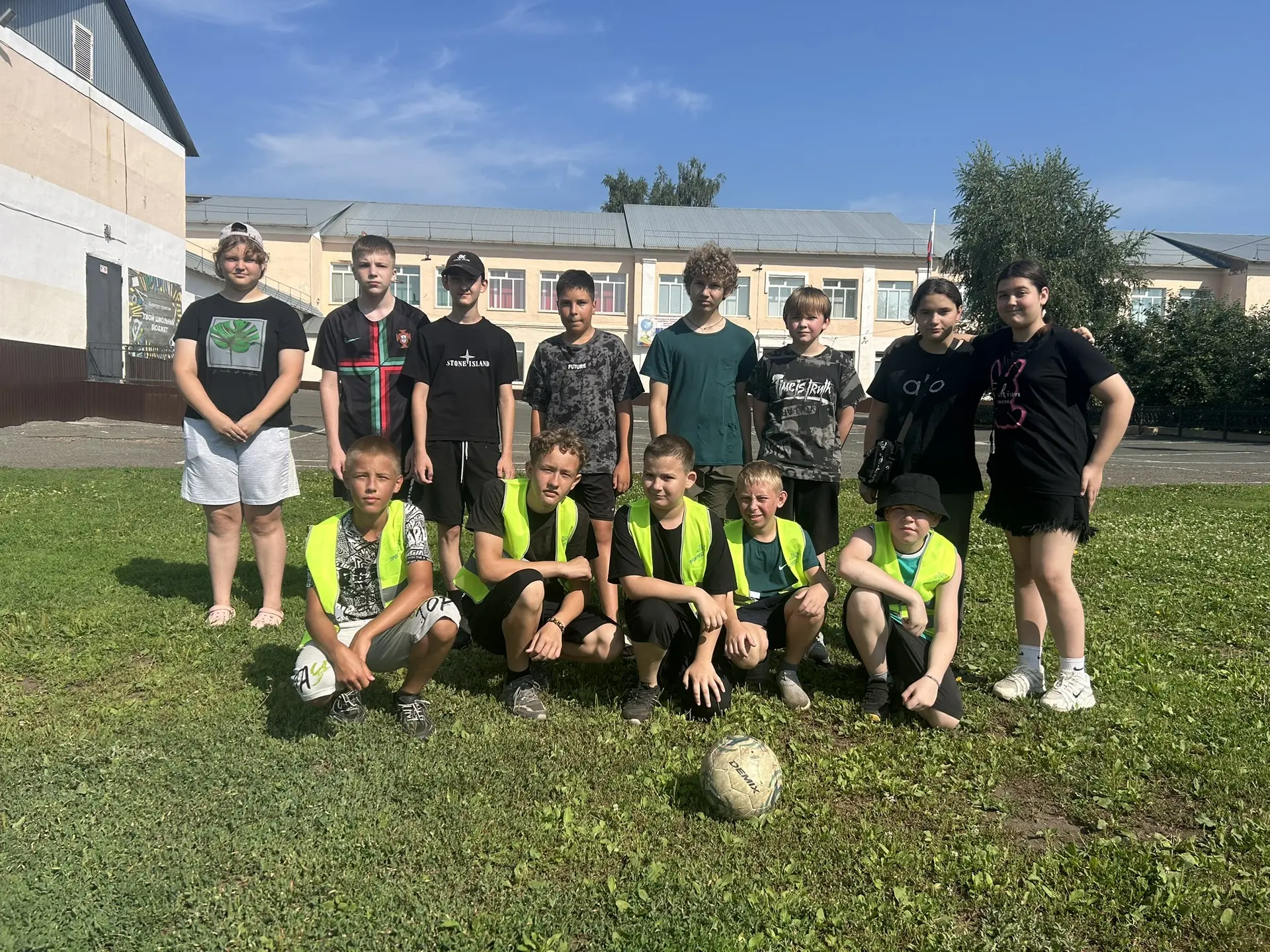 ⚽️ Летний футбол — это всегда жарко! 🔥

Наши семиклассники устроили на школьном поле настоящую битв