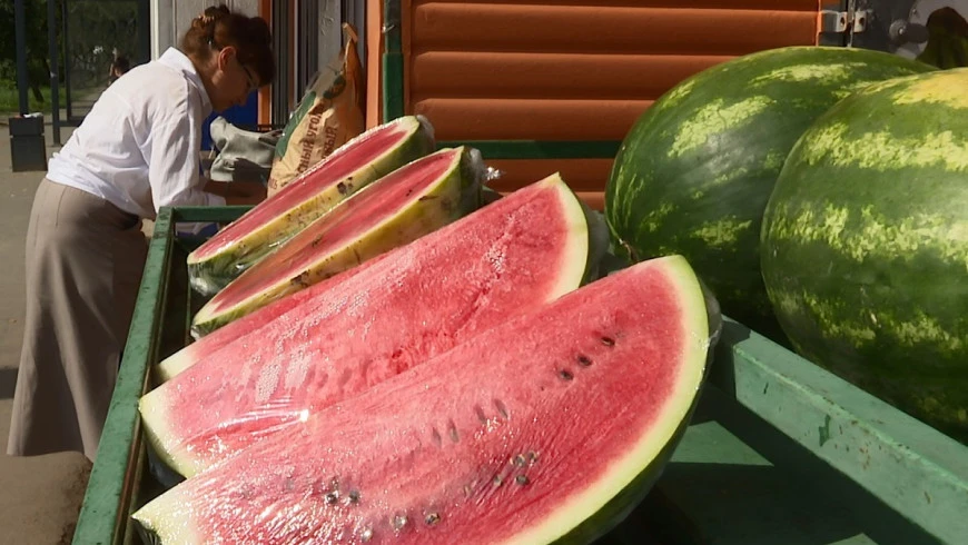 🍉 Покупать нарезанный арбуз опасно, это серьезный риск для здоровья, сообщил РИА Новости доцент Дми