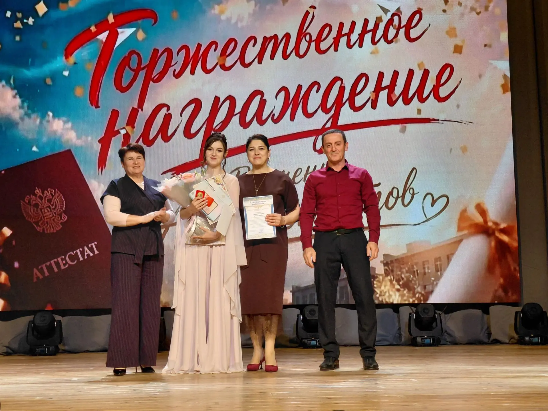 Вчерашние школьники, будущие лидеры!

27 июня стал знаковым днем для наших выпускников – днем, когда
