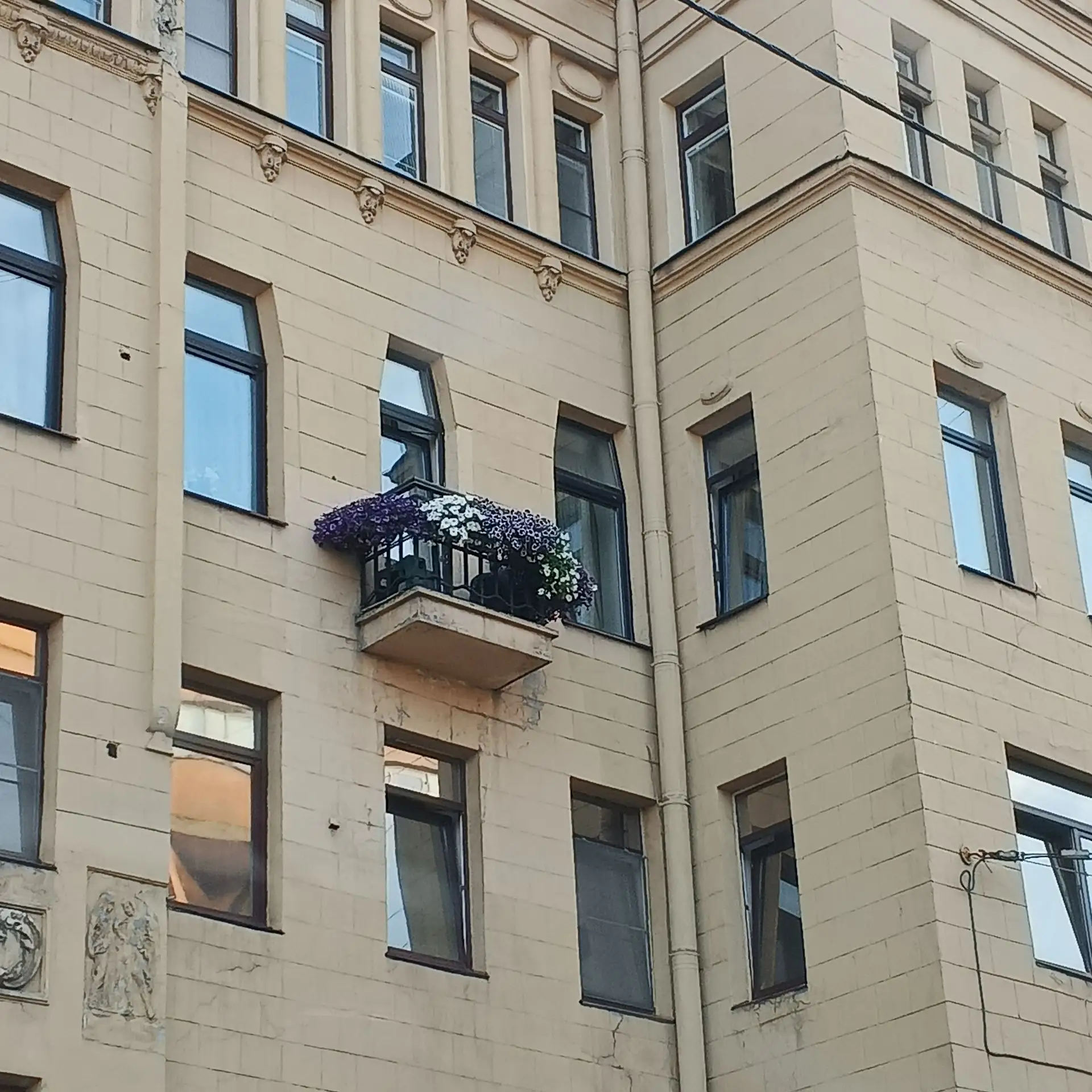 Доброе утро🥰 Красивый балкончик на Петроградской стороне. Доходный дом М. А. Рудинской...