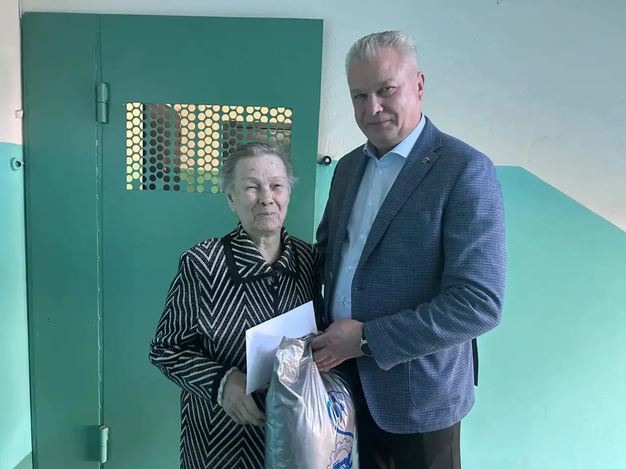 Поздравили Юлию Васильевну Михееву с днём рождения. Ей исполнилось 94 года.