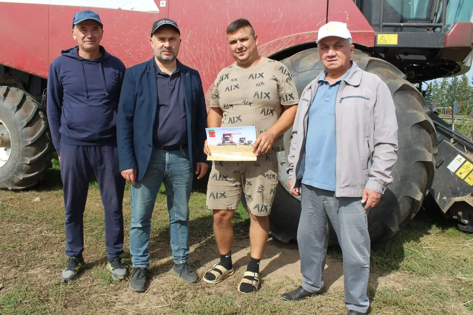 Район башлыгы Айрат Фатхуллин,  район авыл хуҗалыгы һәм азык- төлек идарәсе җитәкчесе Р...